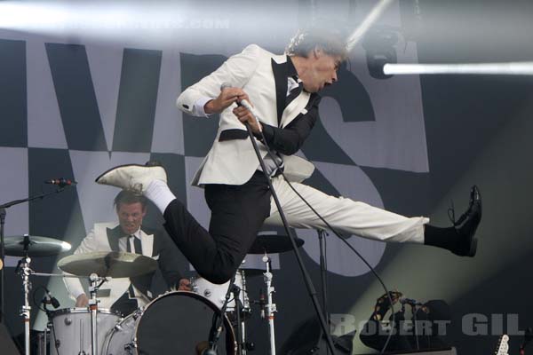 THE HIVES - 2017-07-22 - PARIS - Hippodrome de Longchamp - Main Stage 2 - Per Almqvist - Arne Christian Jääskeläinen